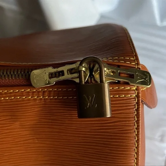 Louis Vuitton Leather Travel Bag - Picture 4 of 13